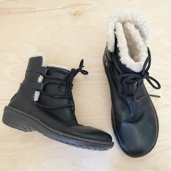 UGG Caspia leather and sheepskin boot Sz 7 - Picture 1 of 10